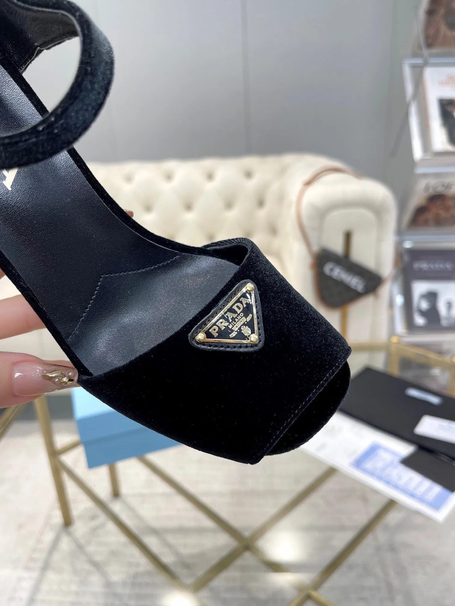 👟👟Ex-factory price 600👟👟 (imitation leather bottom-20) New arrival 👉Ready stock👈Remove the original board and make a 1:1 replica‼ ️The highest version ✅2024Prada early spring catwalk hot style 😘Latest spring style Thick heel square toe water platform series (genuine leather outsole) (simulated leather sole) A must-have for goddesses, super beautiful on the feet 👉The upper is made of imported original velvet, soft and textured, lining + foot pads, imported sheepskin lining, breathable and comfortable, private model water platform, heel, water platform 3M, heel height 9.5M Code number 35M-39M (34 40 4142 customized, non-refundable and non-exchangeable)